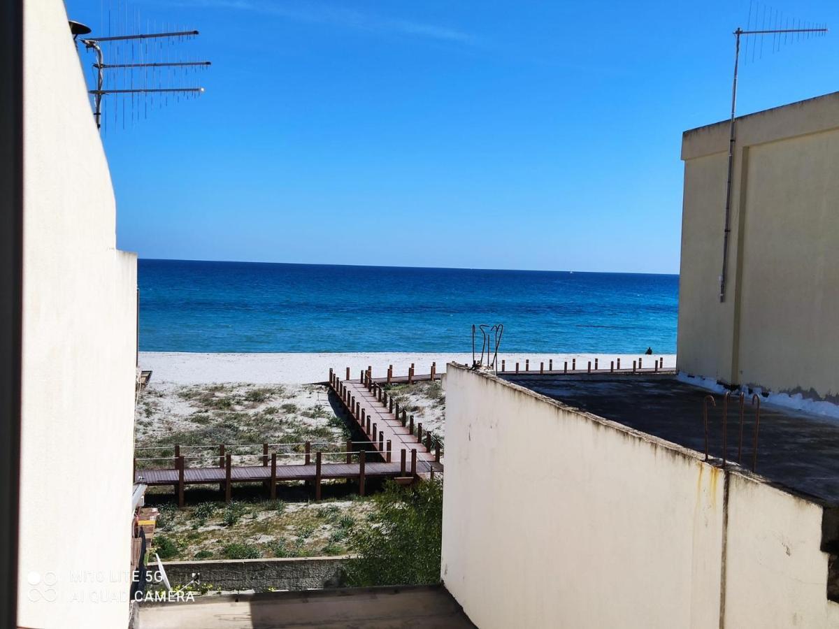 Corona'S Apartment- Fronte Spiaggia La Caletta Luaran gambar